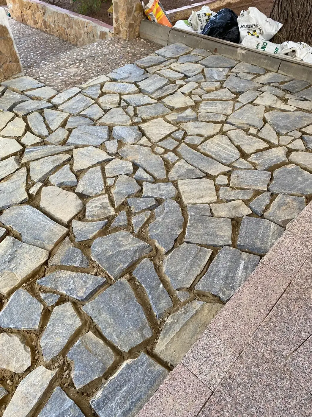 Pavimento exterior de piedra