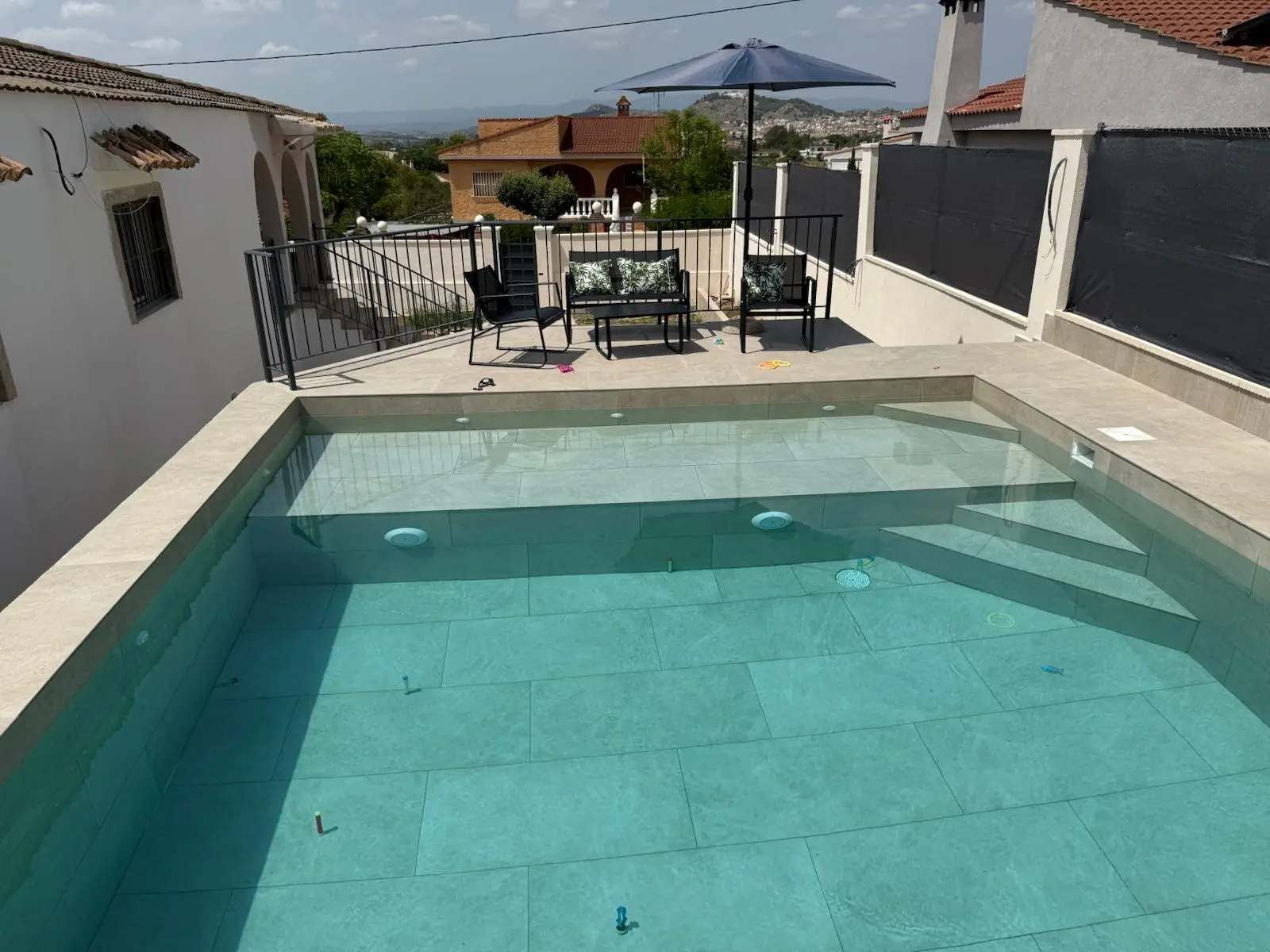Piscina compacta terminada