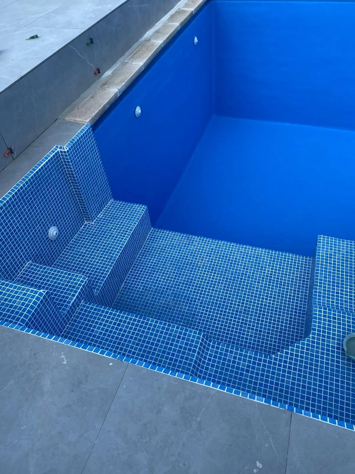 Interior de piscina revestido