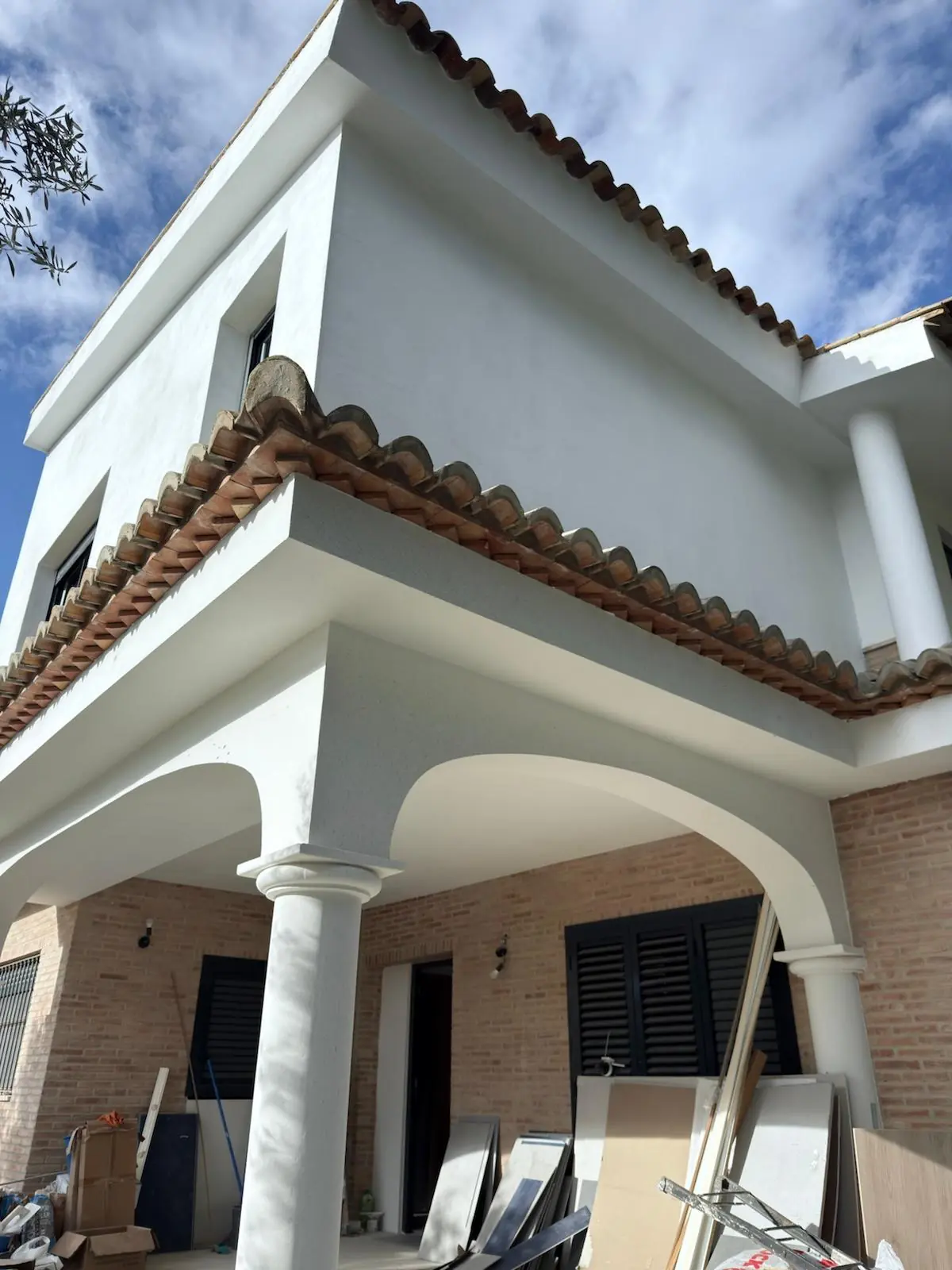 Reforma exterior con arcos y columnas